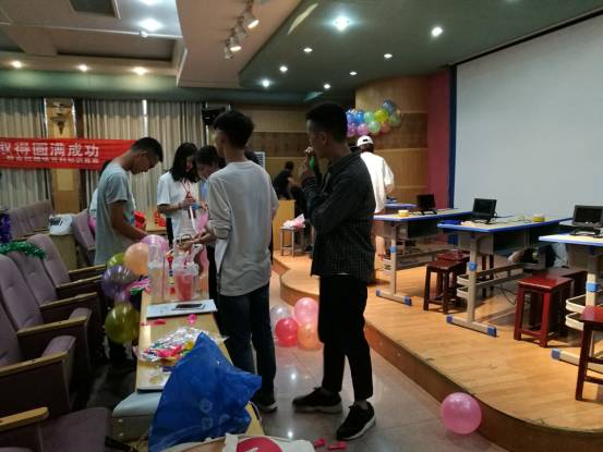 工作人员布置比赛现场