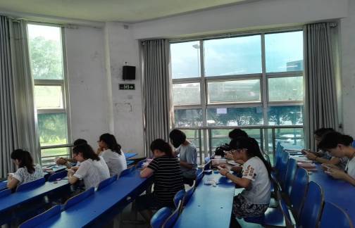 选手们正在进行紧张的点钞