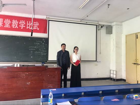 教务处处长羊四清教授为理工科组一等奖获得者陈芳老师颁奖