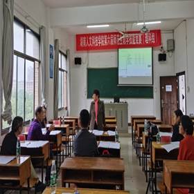 评委老师们认真负责的评议