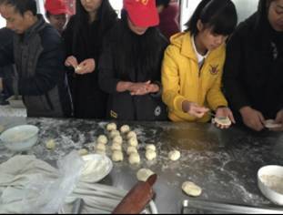 手巧的志愿者在包爱心饺子