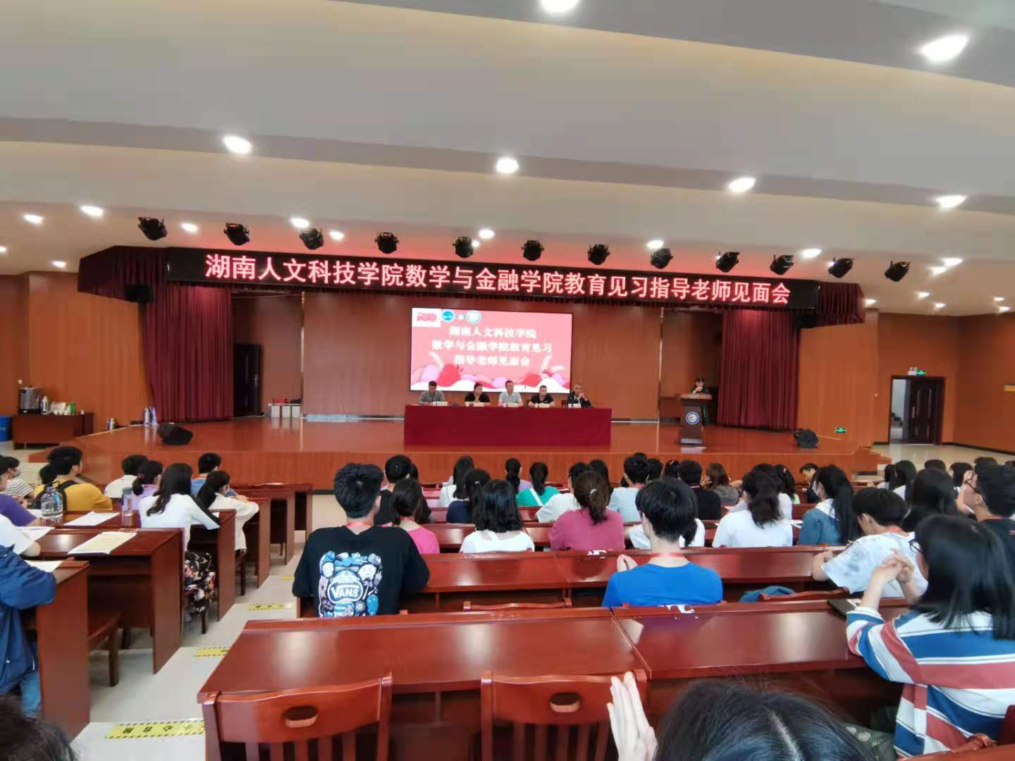 (与中学合作开展专业见习)